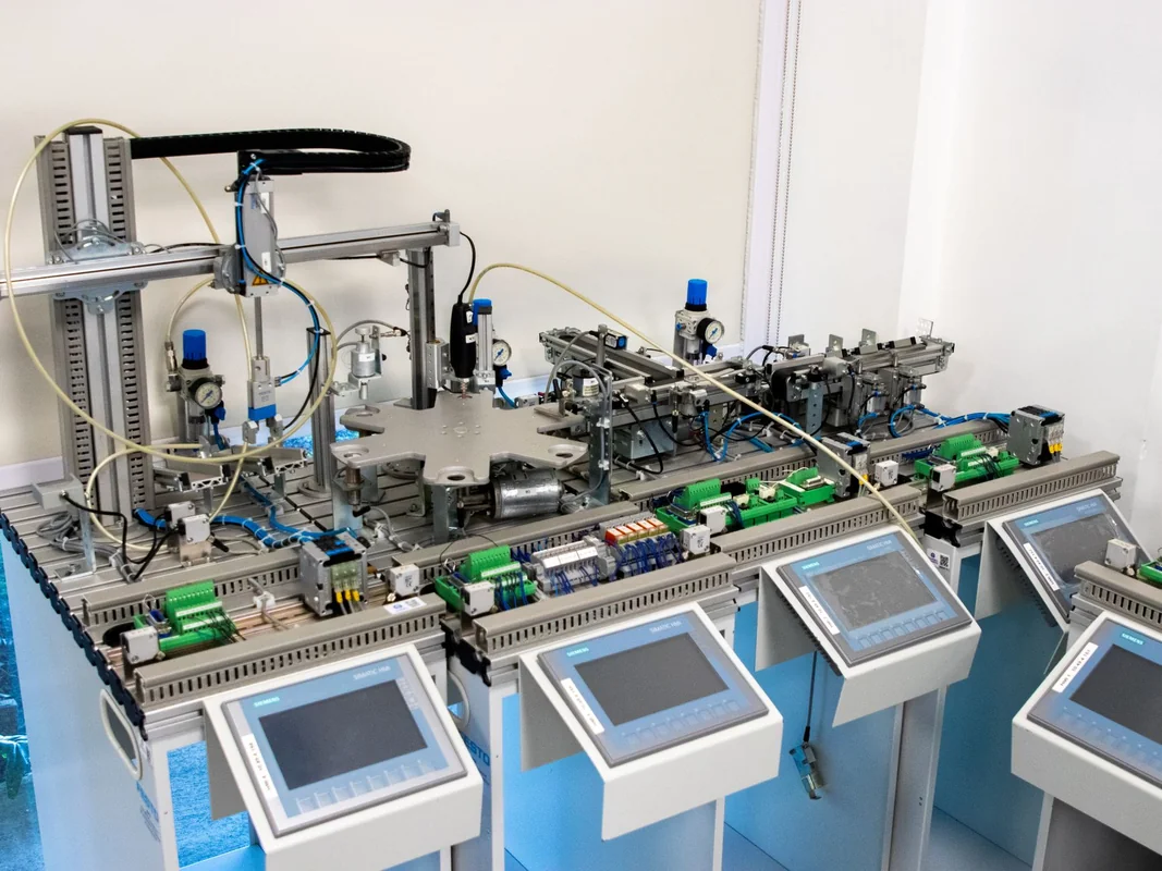 Advanced industrial machinery for automation and control in a laboratory setting